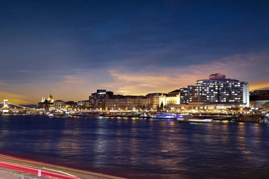 Budapest Marriott Hotel en el paseo del Danubio