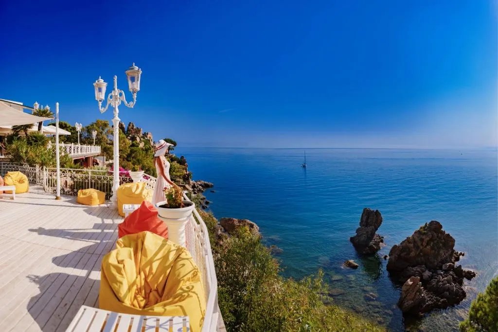 Hotel Kalura Cefalù facade with Caldura cove