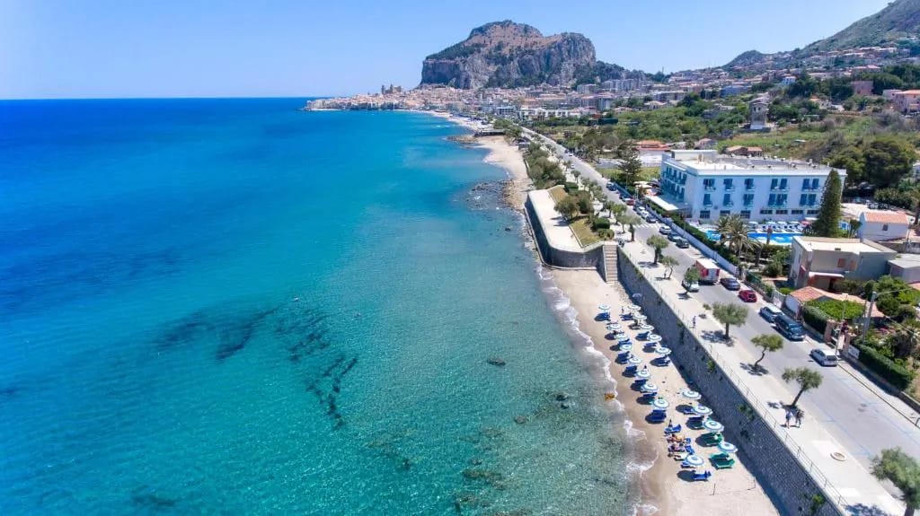 Fachada del Hotel Tourist en Cefalù en el lungomare