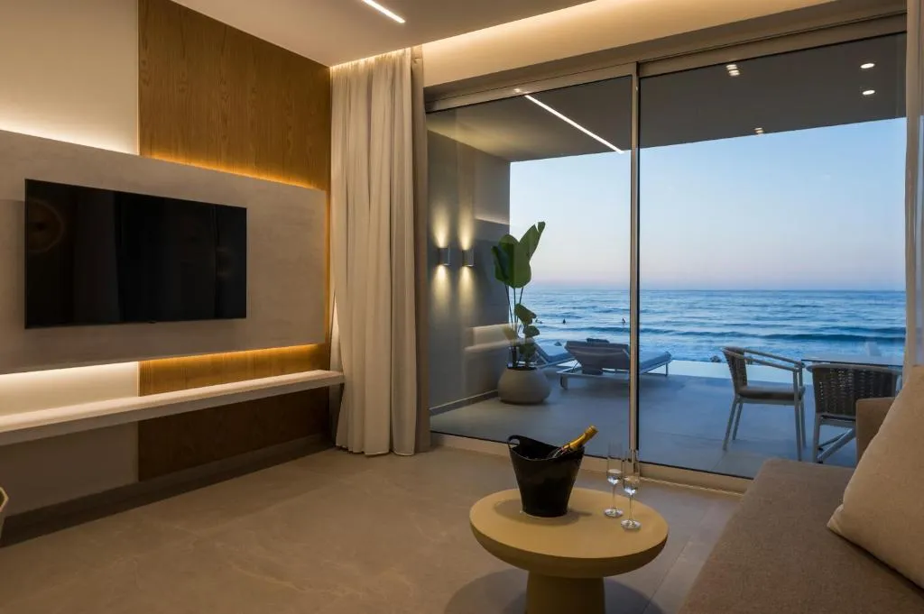 Marika Beach Hotel & Suites - Hotel de 4 estrellas en Right on the sand, 200 m from Platanias centre, Chania - photo 1