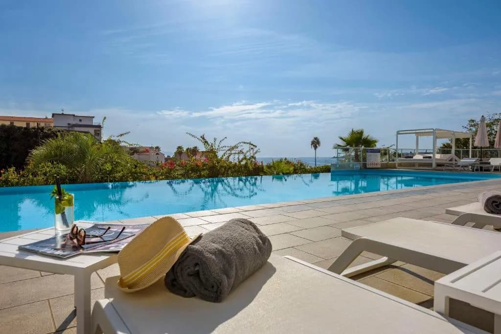 Fachada e entrada do Best Western Plus Ajaccio Amirauté