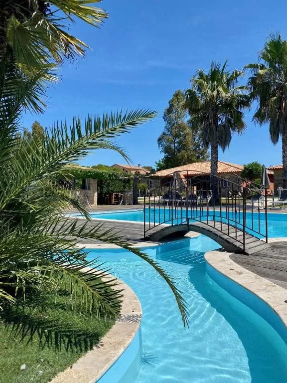 Exterior del Hôtel Dolce Vita con piscina y jardín en Ajaccio, Córcega