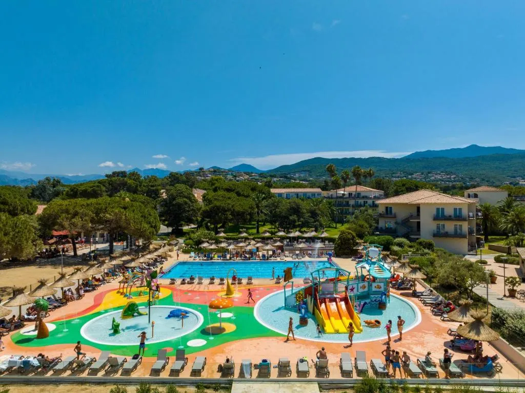 Hotel Club Marina Viva, zona de piscina y resort en Porticcio, Córcega