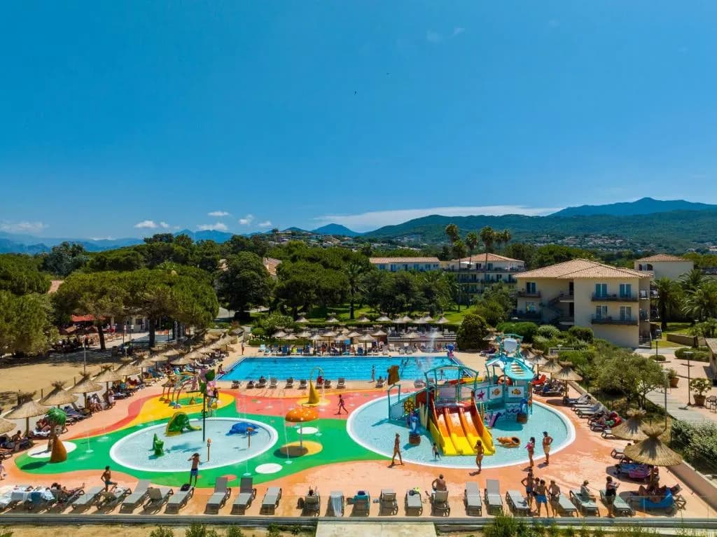 Hotel Club Marina Viva, zona de piscina e resort em Porticcio, Córsega