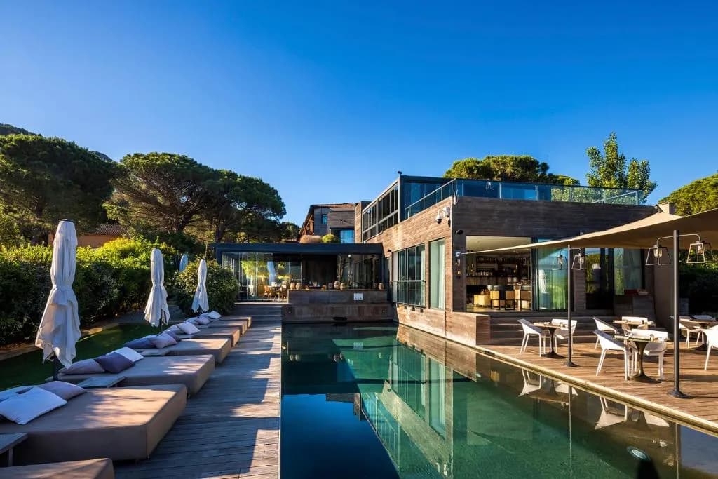 Extérieur de l'Hôtel Mariosa près de la plage de Palombaggia, Porto-Vecchio