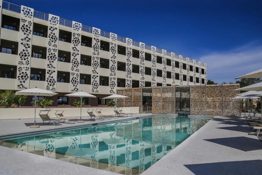 Hotel Orizonte con piscina en Cervione, Córcega