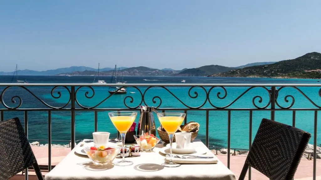 Fachada do hotel Perla Rossa em L'Île-Rousse, Córsega