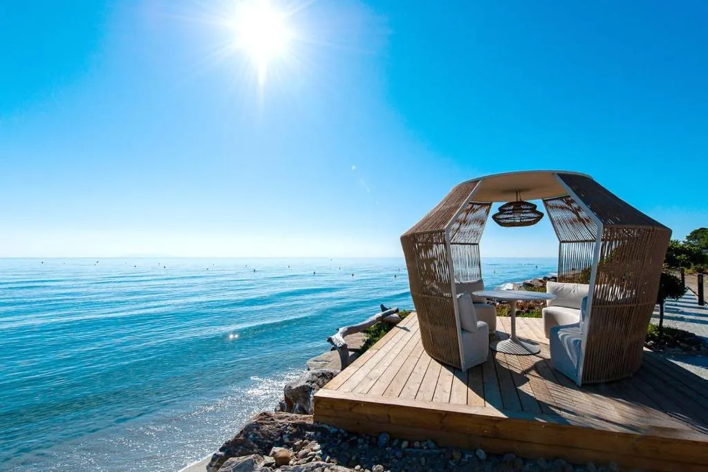 Exterior del Hôtel Pineto con playa y laguna, Biguglia, Córcega