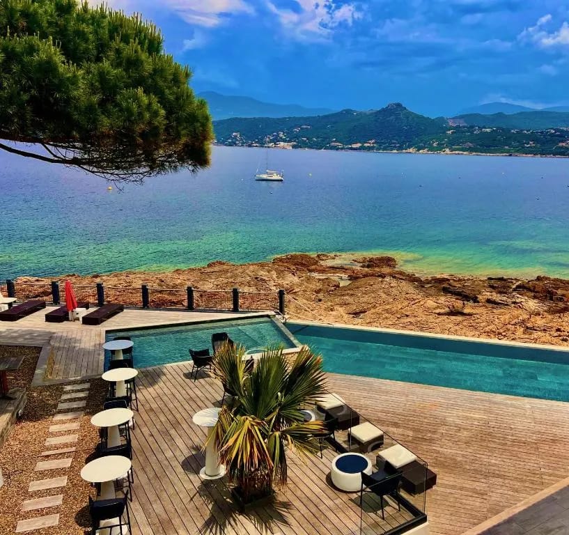 Piscina del Hôtel Castel d'Orcino con vistas a la bahía de la Liscia