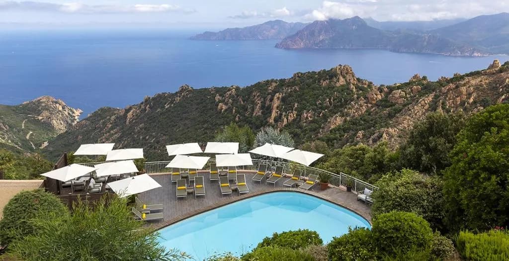 Piscina del Hôtel Capo Rosso con vistas a las Calanques de Piana