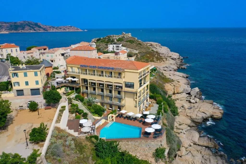 Façade de l'Hôtel Saint Christophe sur la plage de Calvi, Corse