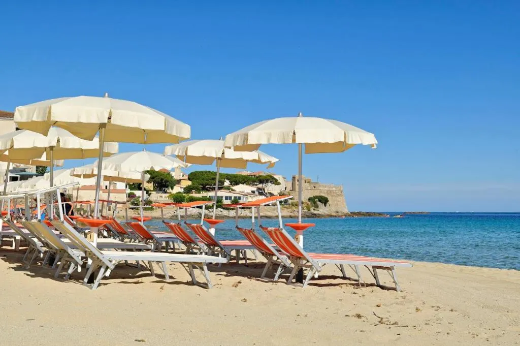Fachada del Hôtel Serenada y su playa privada en Algajola, Córcega