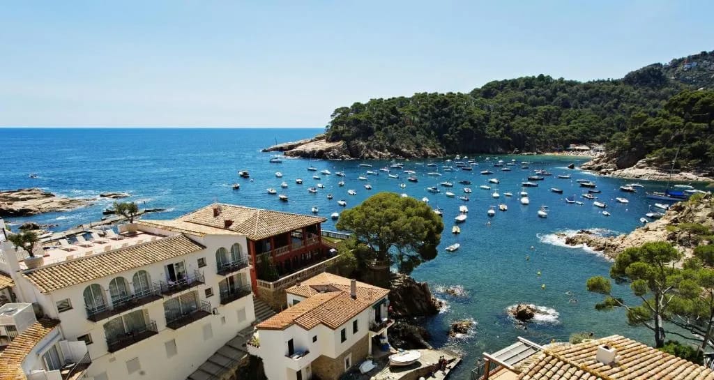 Fachada sobre la cala de Fornells del Hotel Aigua Blava
