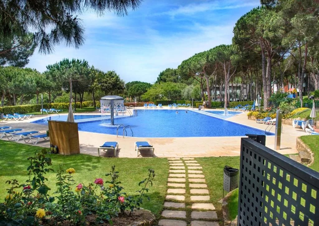Exterior del Aparthotel Ciutat de Palol con piscina exterior en Platja d'Aro