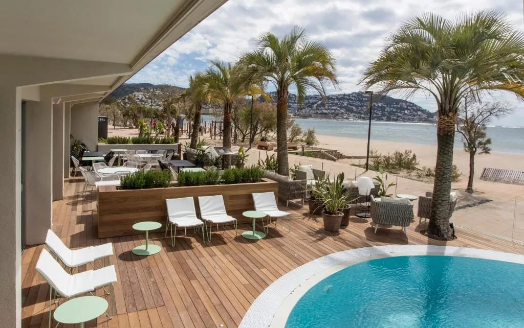 Fachada frente al mar del Hotel Maritim en el paseo de Roses, Costa Brava