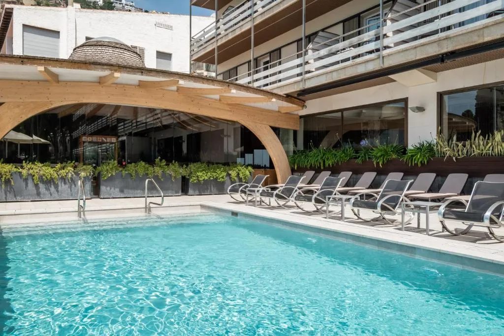 Canyelles Platja - Hotel de 4 estrellas en Roses, beachfront on Canyelles Petites cove, Costa Brava - photo 1