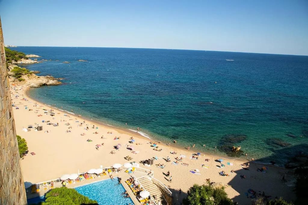 Piscina y jardines del htop Caleta Palace en Platja d'Aro