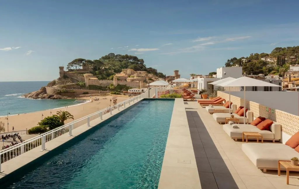 Piscina infinity del Elisabeth by the Sea con vistas al castillo de Tossa