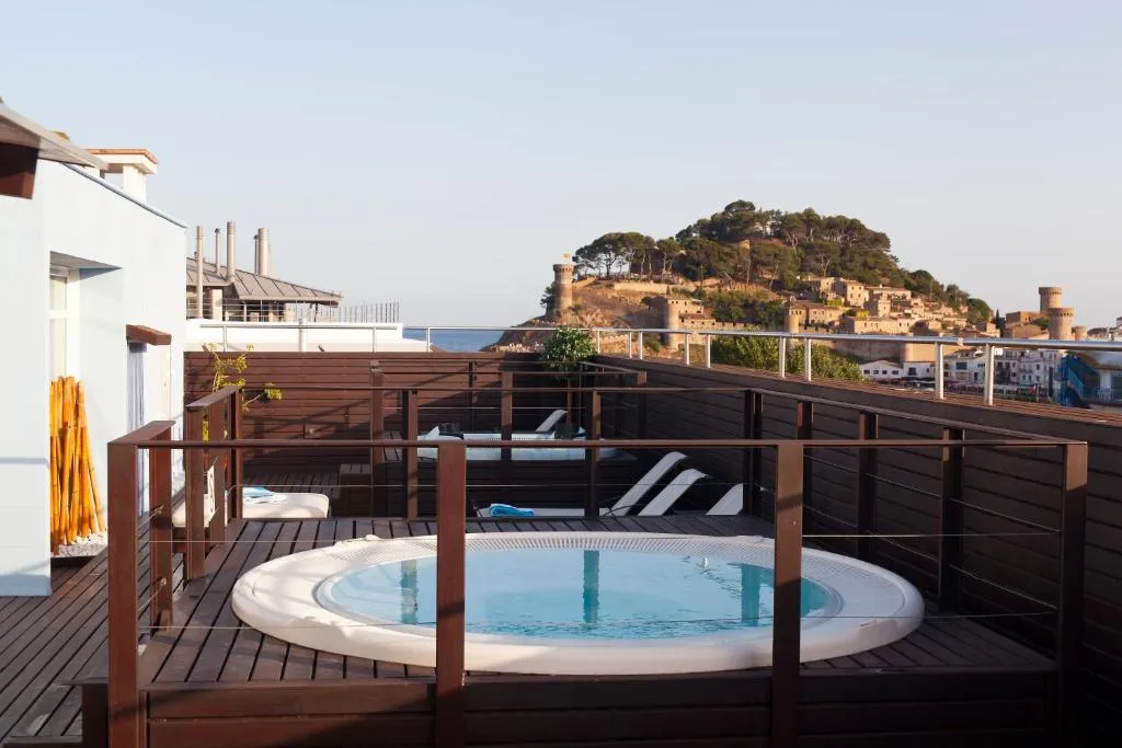 Piscina exterior y terraza del Hotel Florida Tossa