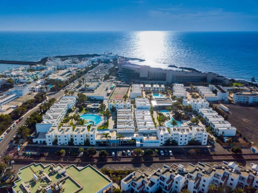 Oasis Lanz Beach Mate - Hotel de 4 estrellas en Costa Teguise, Costa Teguise - photo 1