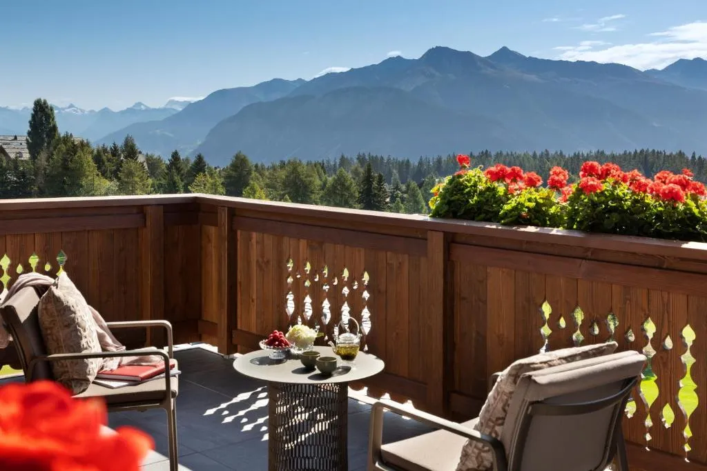 Guarda Golf Hotel & Residences - 5-star hotel in Plan Mayens, Crans-Montana - photo 1