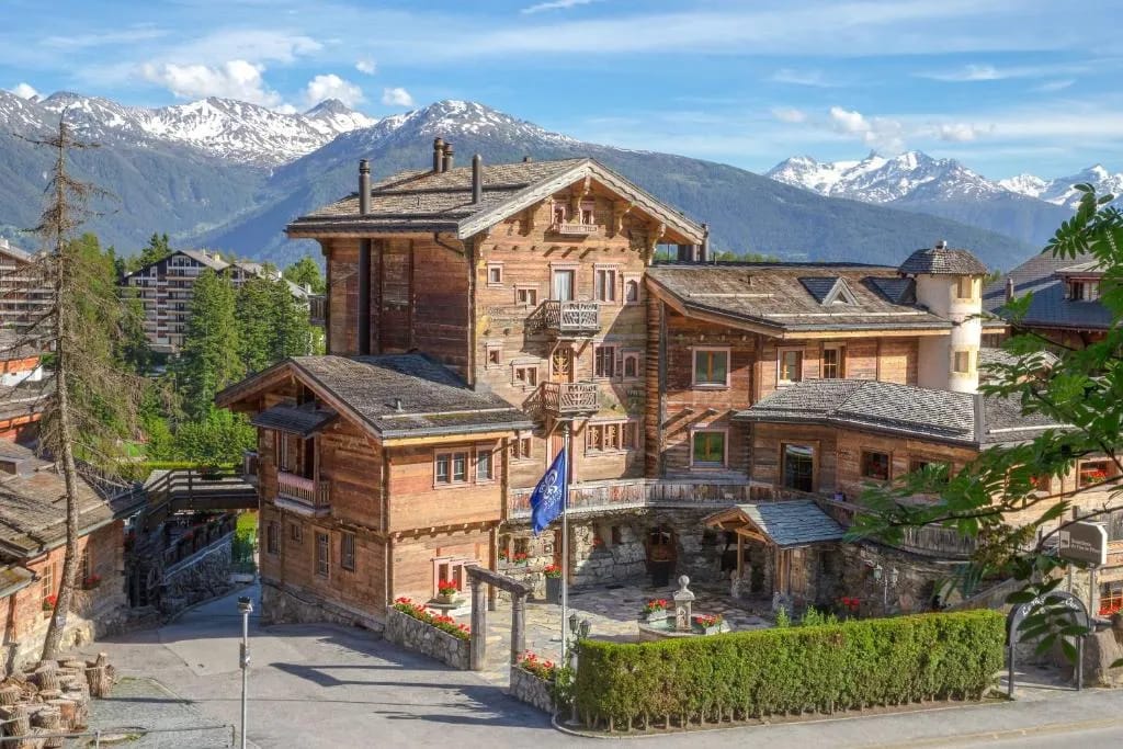Hostellerie du Pas de l'Ours "Relais et Châteaux" - 5-star hotel in Upper Crans, Crans-Montana - photo 1