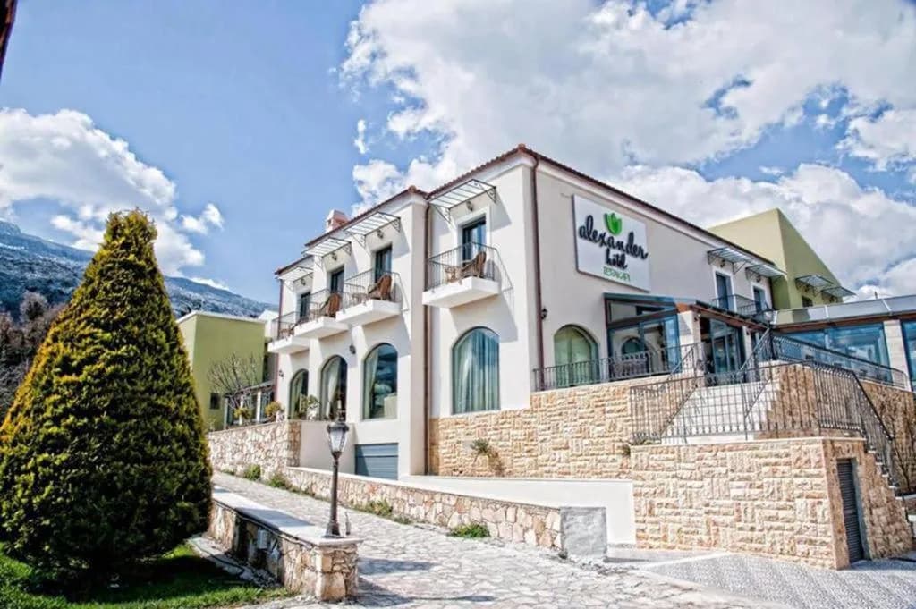 Exterior del Alexander Mountain Resort en Gerakari, Creta