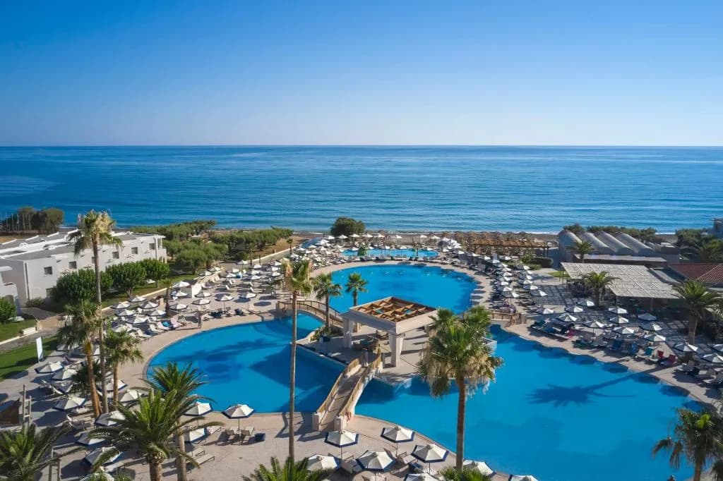 Zona da piscina do Atlantica Ocean Beach Resort em Maleme, Creta