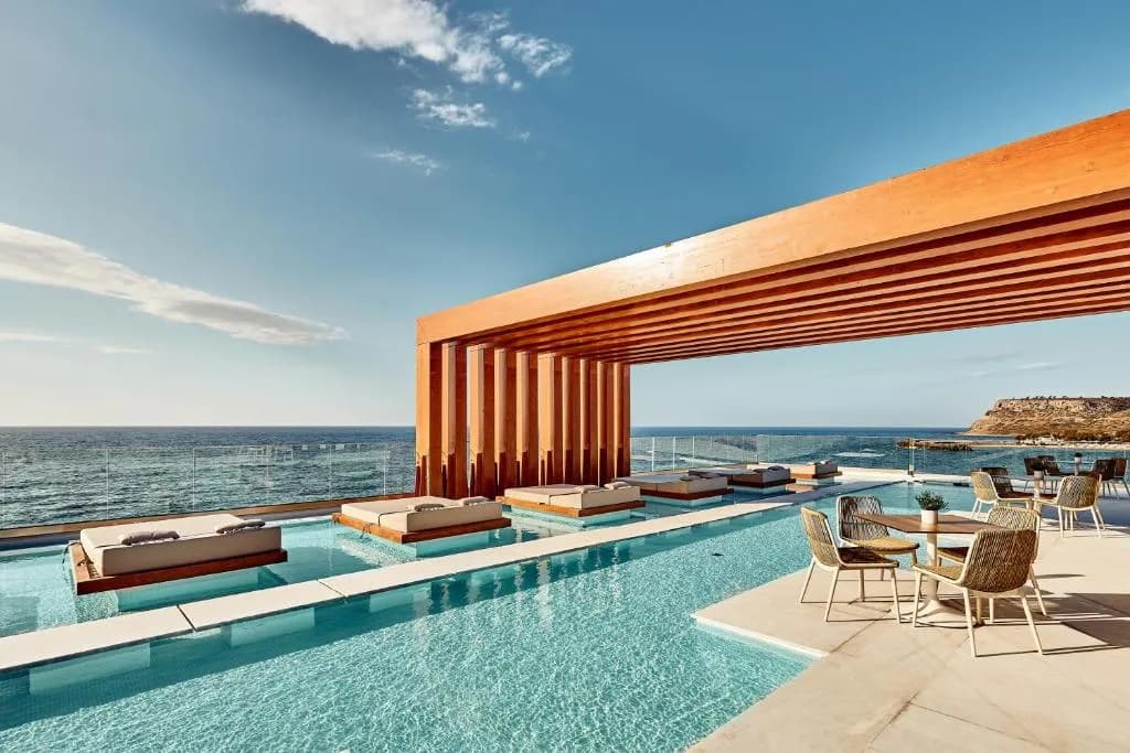 Facade de l'hotel Enorme Santanna Island a Sissi, Crete