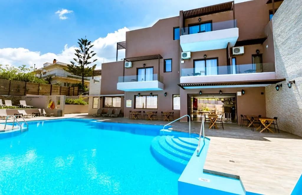 Exterior del Gregory Comfort Hotel en Kalamaki, La Canea, Creta