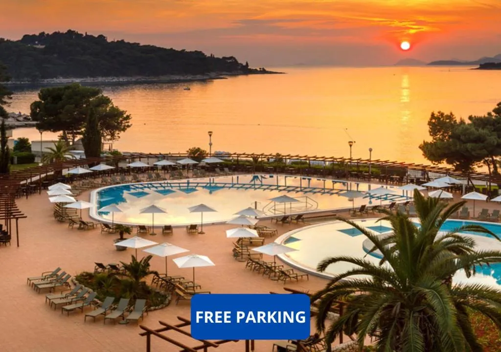 Piscina y terraza del Remisens Hotel Albatros con vistas a la bahía de Cavtat