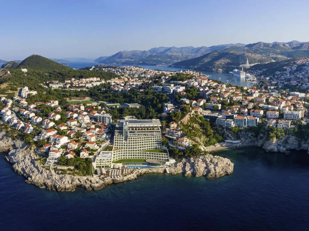 Exterior do Rixos Premium Dubrovnik no penhasco com vista para o Adriático