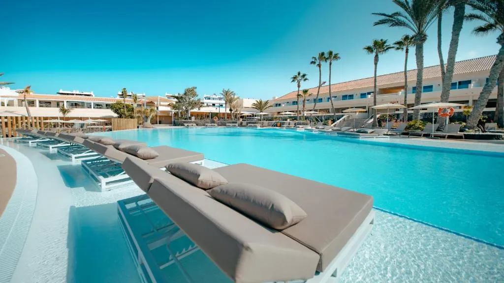 Terrasse piscine de HD Lobos Natura avec palmiers, Corralejo
