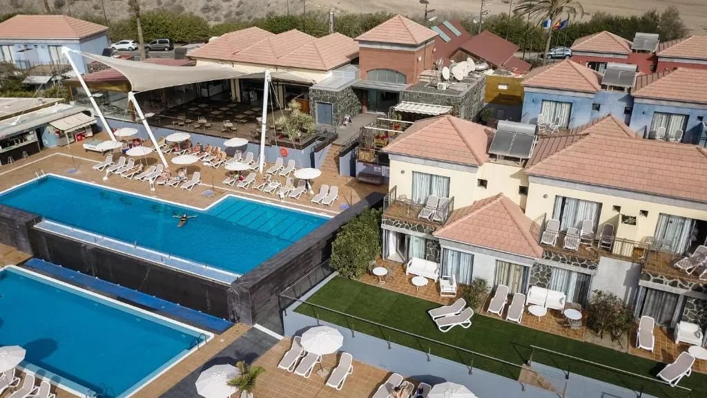 Piscine extérieure et toboggans du Caybeach Meloneras à Gran Canaria