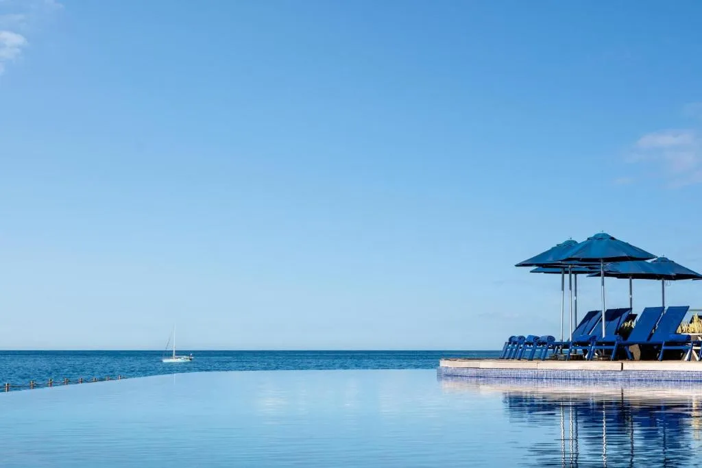 Terraza de piscina del Marina Suites Gran Canaria con vistas a la cala de Puerto Rico
