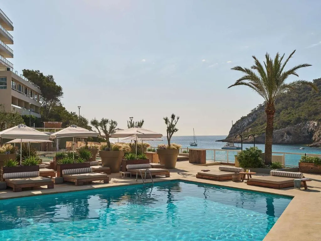 Mondrian Beach Lifestyle Resort By Accor - Hotel de 5 estrellas en Cala Llonga, Ibiza - photo 1