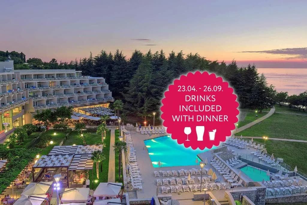 Extérieur de l'hôtel Mediteran Plava Laguna entouré de pins, Poreč