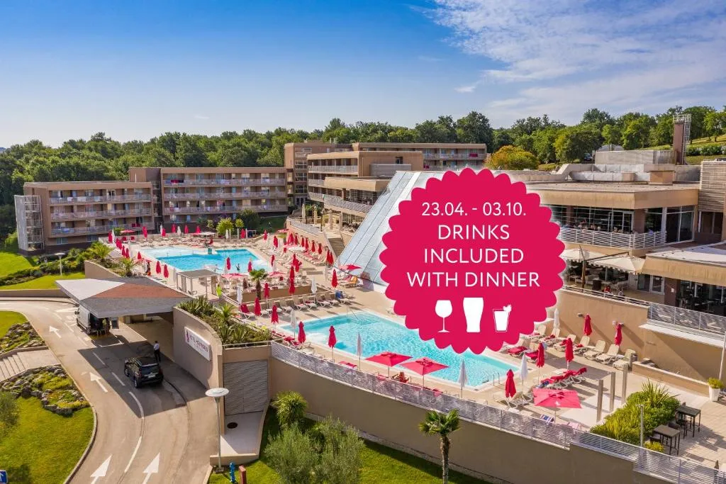 Exterior e zona de piscina do Hotel Molindrio Plava Laguna em Poreč
