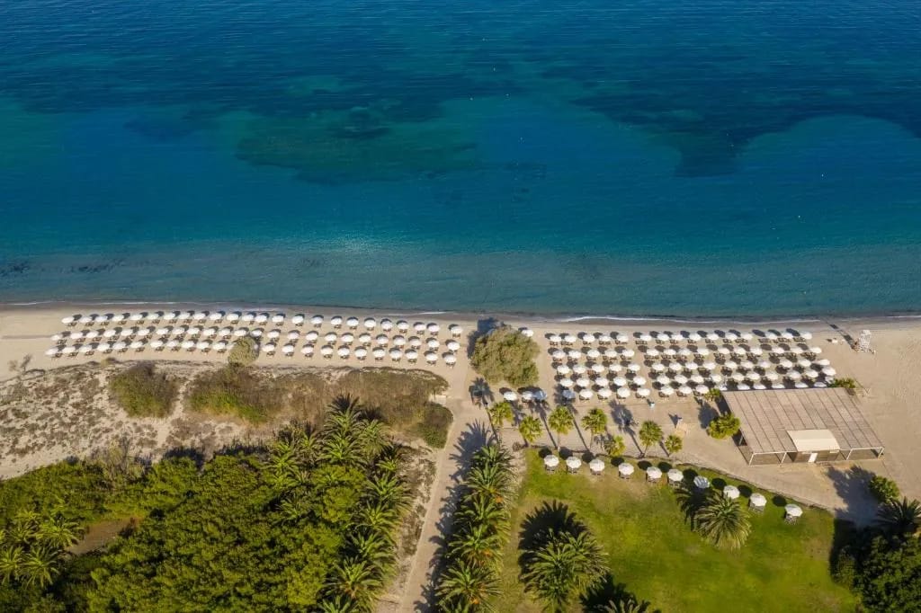 Piscina e praia do Caravia Beach Hotel, Marmari Kos