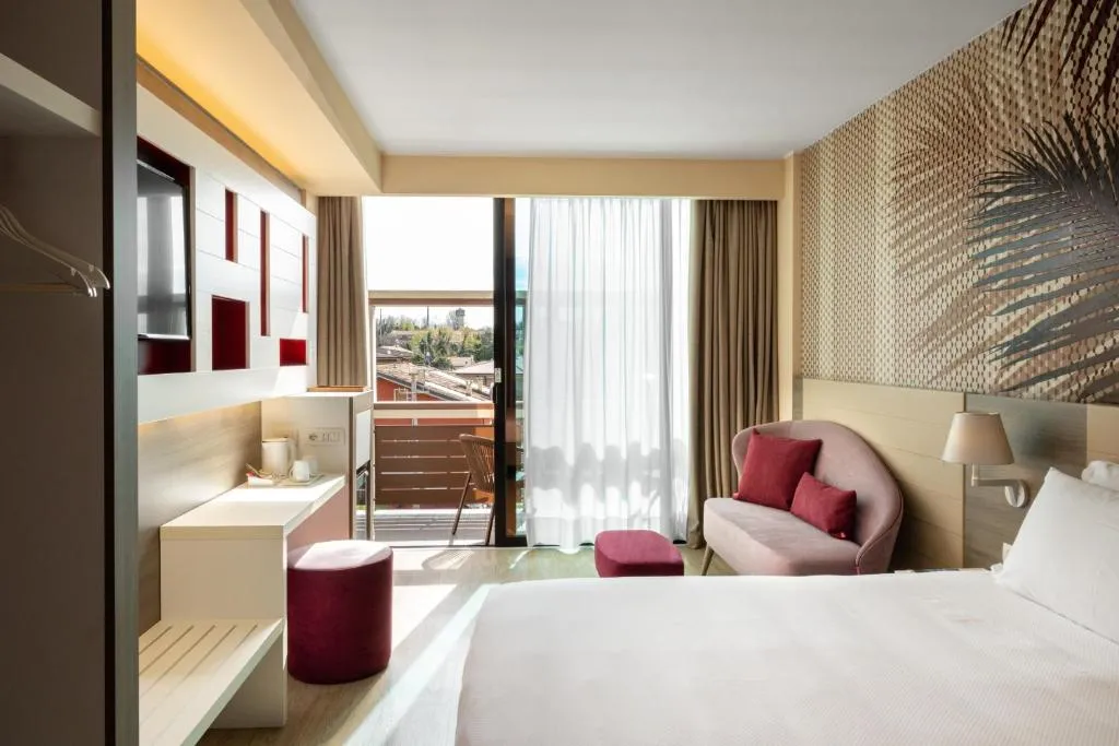 fachada y entrada de Enjoy Garda Hotel, Peschiera del Garda