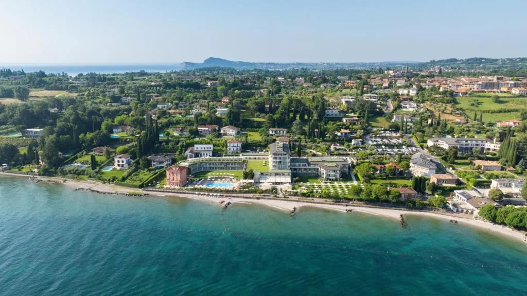 Piscina principal del Park Hotel Casimiro en la orilla oeste del lago de Garda