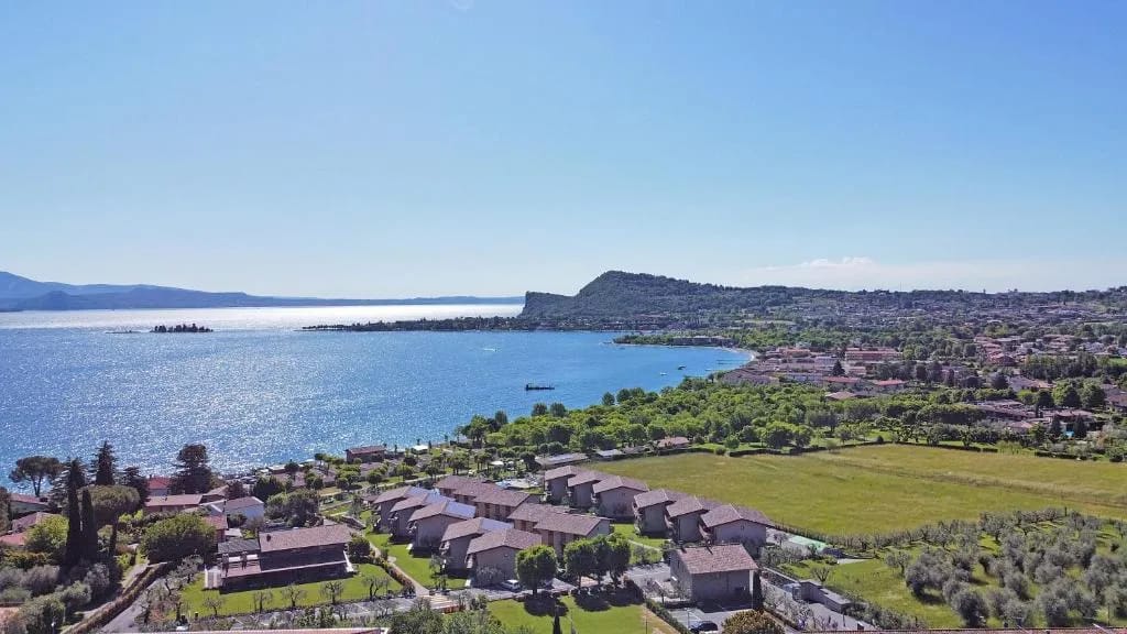 Praia privada e espreguiçadeiras do Onda Blu Resort em Manerba del Garda