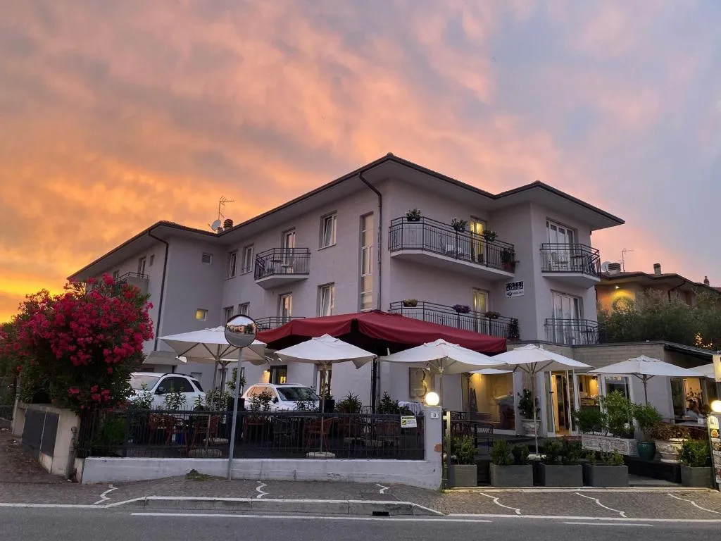 Piscine extérieure principale de l'hôtel Marolda à Colombare di Sirmione