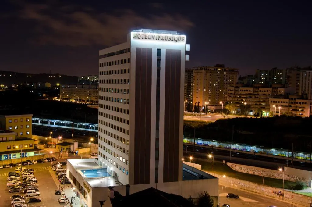 Fachada del Hotel VIP Executive Zurique en Lisboa