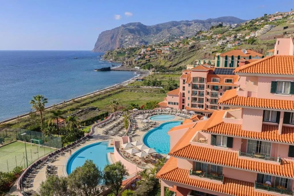 Deck da piscina com vista para o oceano do hotel Pestana Royal Madeira, Madeira