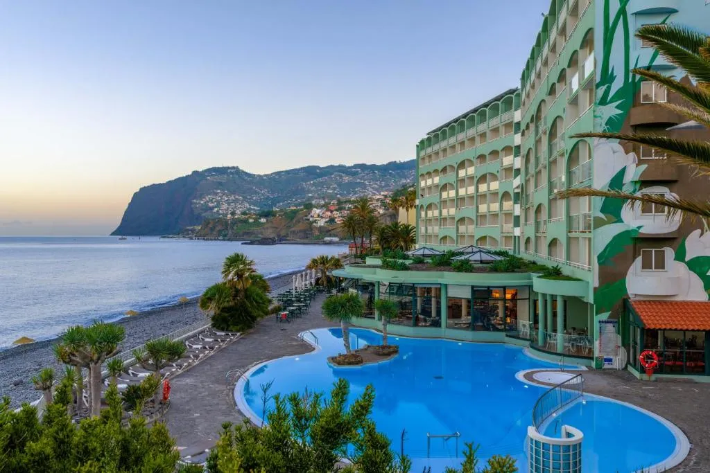 Fachada do hotel sobre a Praia Formosa do hotel Pestana Ocean Bay, Madeira