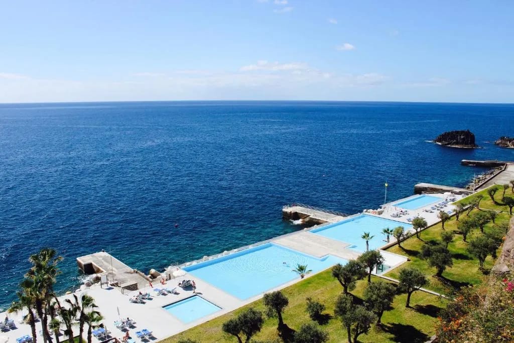 Deck da piscina principal com vista Atlântico do hotel VidaMar Resort Madeira, Madeira