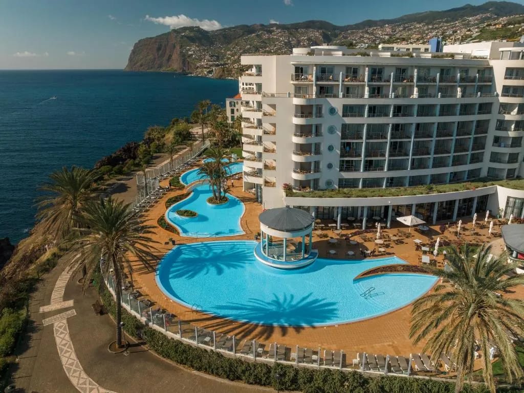 Piscina de água salgada de 1800 m² no promontório de Ponta da Cruz do hotel Pestana Grand Madeira, Madeira