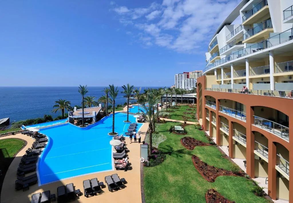 Fachada do hotel na Promenade do Lido do Funchal do hotel Pestana Promenade Madeira, Madeira