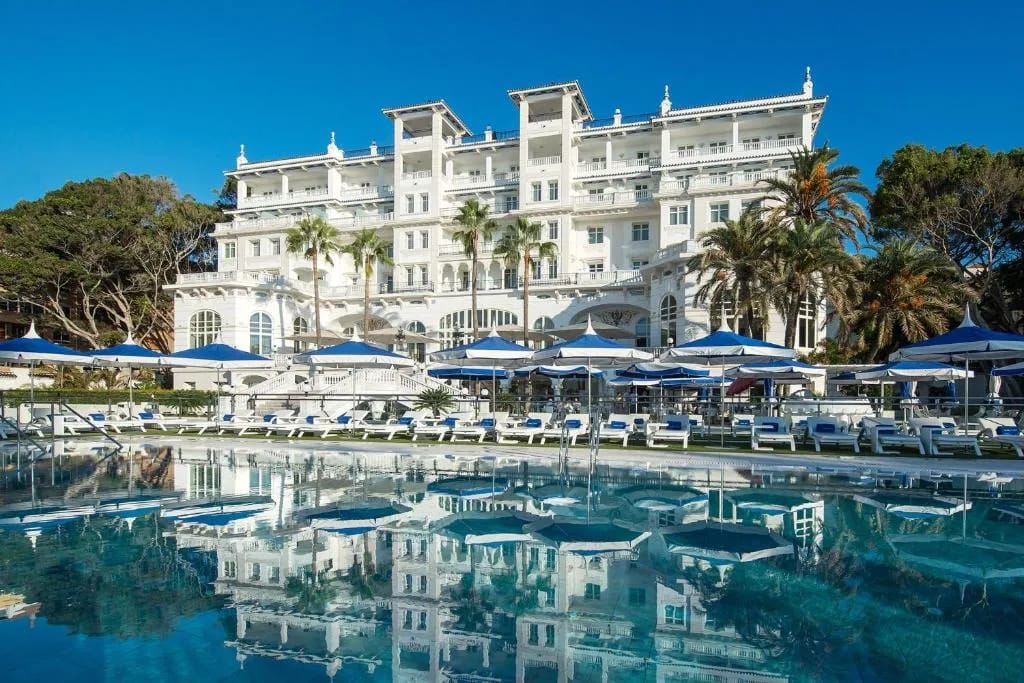 Fachada do palácio Gran Hotel Miramar GL no Paseo de Reding em Málaga